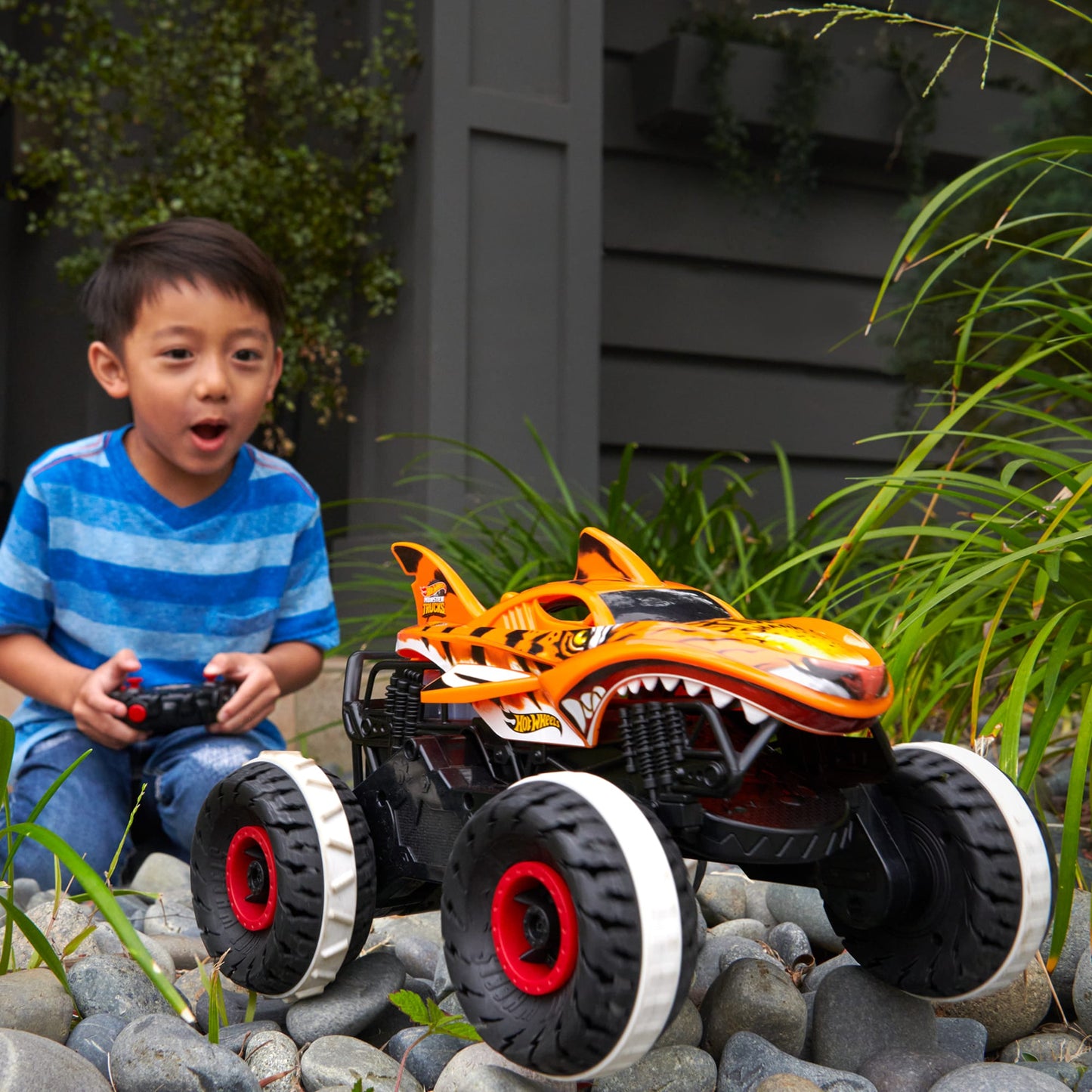 Hot Wheels Monster Trucks Vehículo a Control Remoto Tiger Shark Escala 1:15