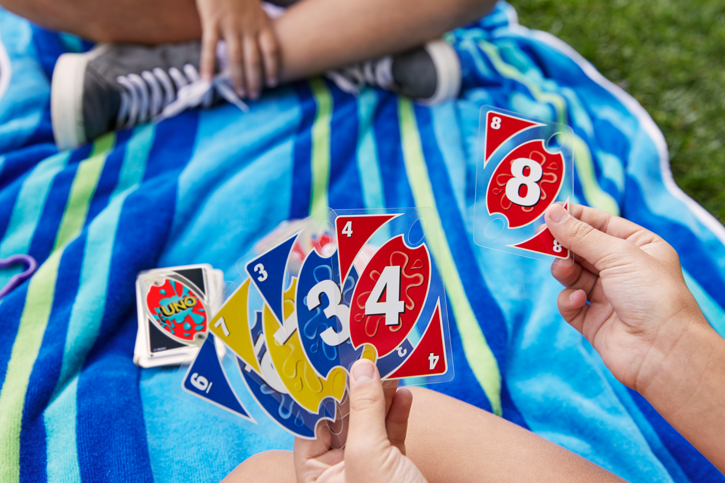 Jeu de Cartes Uno Splash™ Portatif Avec Cartes en Plastique Imperméables et Agrafe