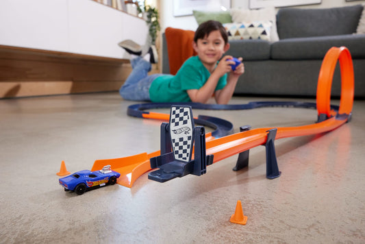 Hot Wheels RC Speed Challenge Track Set & Battery-Powered Remote-Control 1:64 Scale Toy Car, 30+ Pieces Of Track